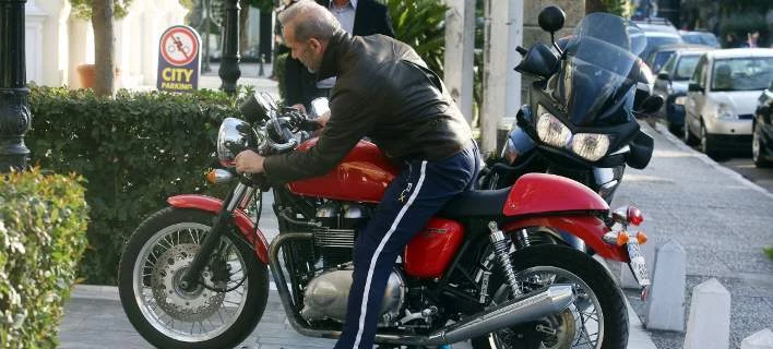 Ο Πέτρος Κωστόπουλος αφηγείται τι συνέβη και πάρκαρε σε θέση ΑμεΑ – Σάλος στο διαδίκτυο με τη φωτογραφία του (Εικόνες)